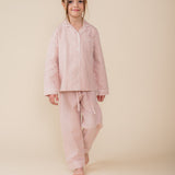 Meisje draagt een roze gestreepte katoenen pyjama uit de Striped Dreams collectie van Atelier Bonheur. Comfortabele en stijlvolle nachtkleding voor kinderen.

