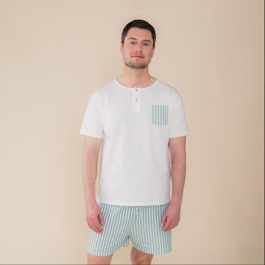 Man in Atelier Bonheur pyjama met witte tshirt en gestreepte blauwe short